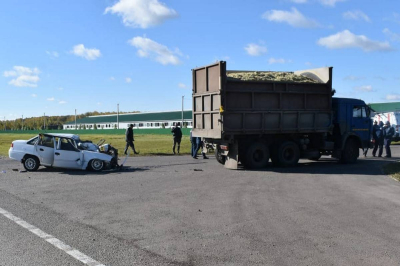 Иномарка столкнулась с КамАЗом в СКО: двое погибли, трое доставлены в больницу