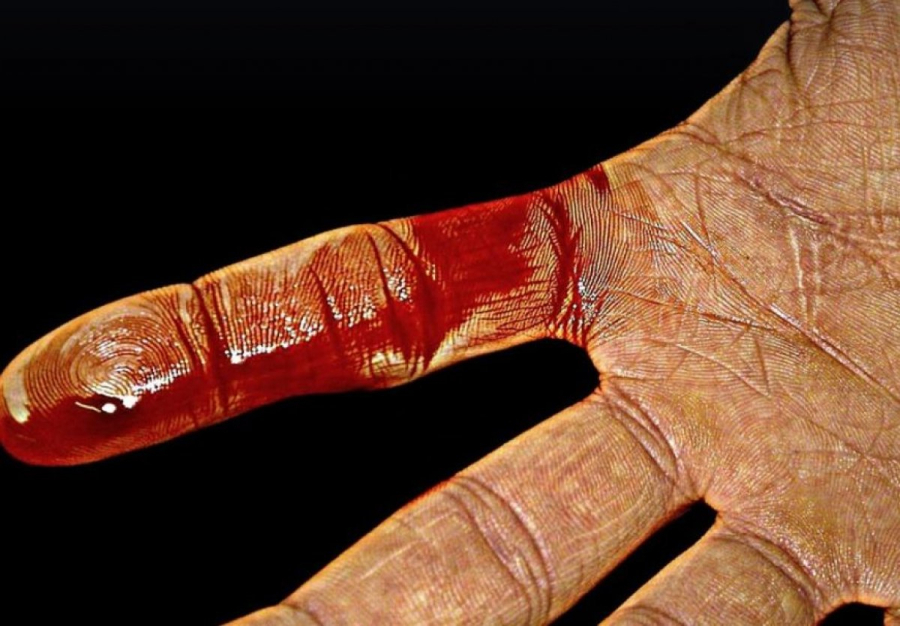 Мужчина зарезал знакомого у подъезда в Павлодаре