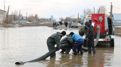 По Казахстану продолжаются работы по откачке воды из подтопленных домов в круглосуточном режиме