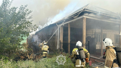 Два дома и времянка загорелись в Шымкенте