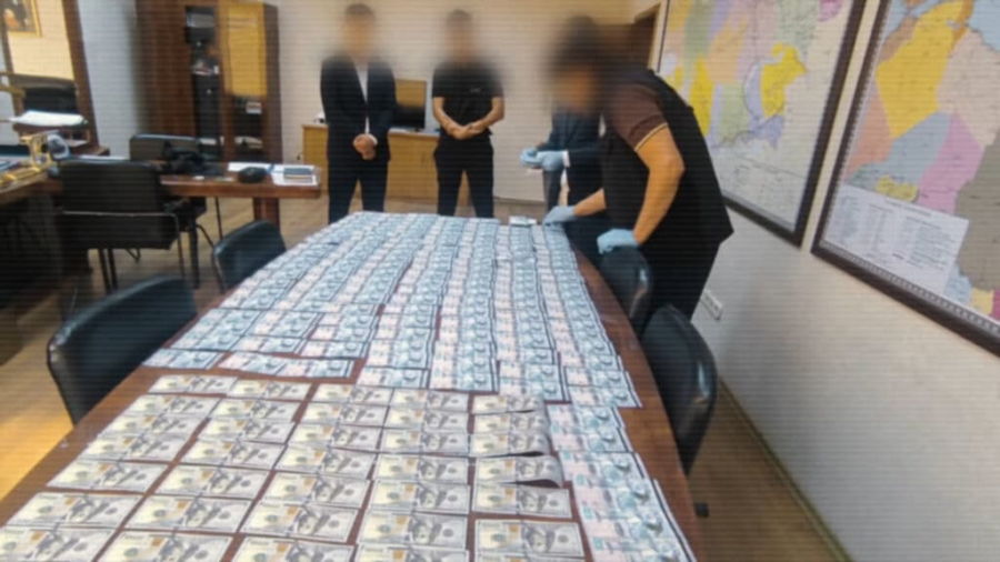 У вице-министра транспорта Казахстана повели обыск и нашли деньги в вазе