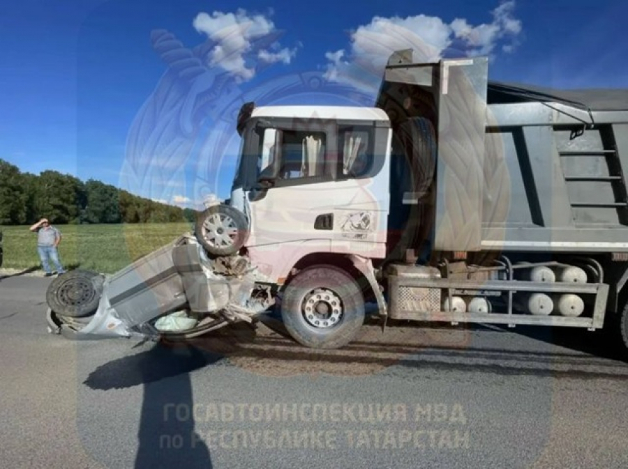 Еще одна смерть на дороге в первый день лета в Татарстане: авто перевернуло на крышу