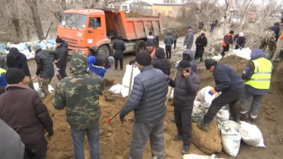 В Актобе партийцы помогают предотвратить паводок