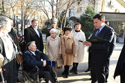 В Алматы поздравили ветерана ВОВ со 100-летним юбилеем