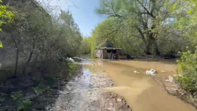 Река Жайык начала топить дачи близ Уральска  