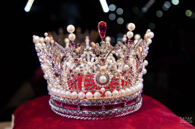 1000 бриллиантов и 500 жемчужин: в Казани показали короны для победительниц &laquo;Мисс БРИКС&raquo;