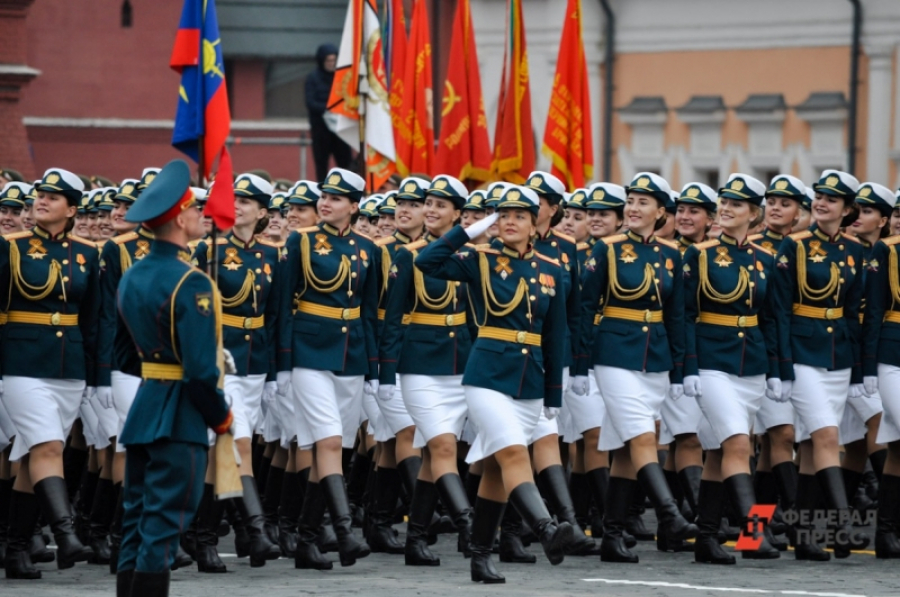 Раскрыто, что за молодая женщина смотрела парад рядом с Путиным