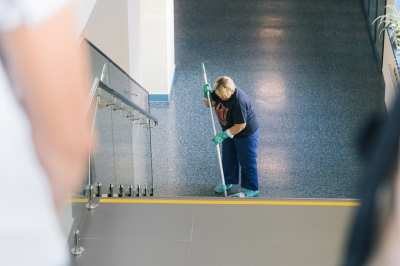 Уборщице лицея, остановившей школьника с ножом, выплатят полмиллиона