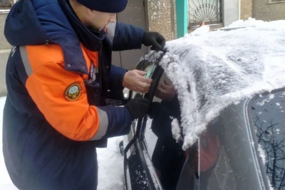 Годовалого ребенка заблокировало в автомобиле в Усть-Каменогорске