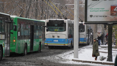 &quot;Даже номер не видно&quot;: алматинцы пожаловались на грязные автобусы (фото)