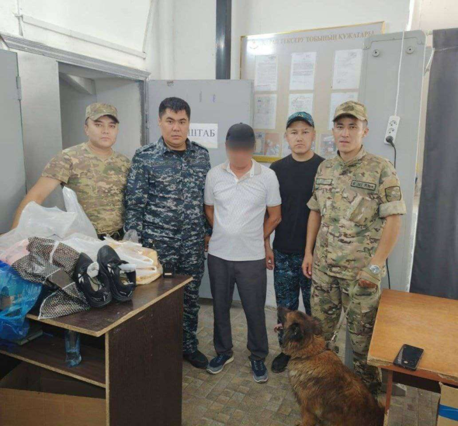В Таразе посетитель колонии пытался пронести наркотики в кроссовках