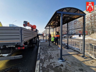 В Челнах после ДТП устанавливают новый павильон на остановке &laquo;16-й комплекс&raquo;