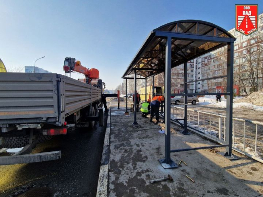 В Челнах после ДТП устанавливают новый павильон на остановке &laquo;16-й комплекс&raquo;