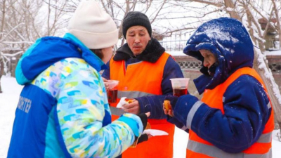 Столичные волонтеры кормят коммунальщиков баурсаками