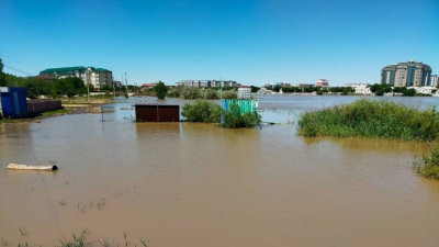 В Атырау уровень воды в реке Урал превысил критическую отметку почти на полметра  