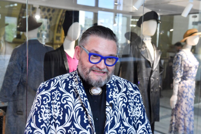 Историк моды Васильев заявил, что критикуют тех уехавших звезд, которых любили