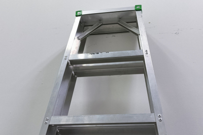 Мужчина 19 минут удерживал лестницу на подбородке и установил рекорд