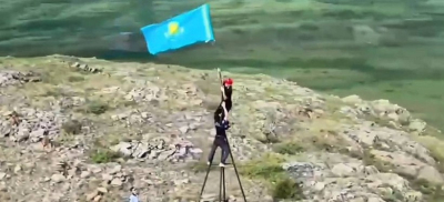 Государственный флаг подняли на горе Толагай в области Абай