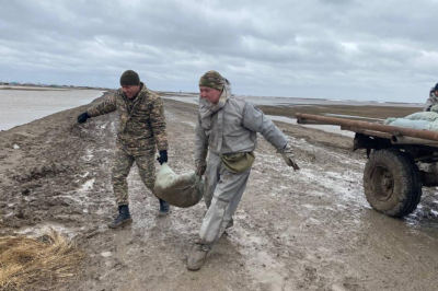 Наводнение в ЗКО: военные оказывают помощь пострадавшим