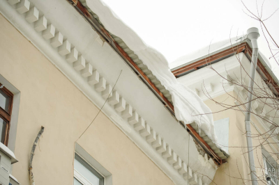 За сутки от снега и наледи очистили 215 крыш в Казани