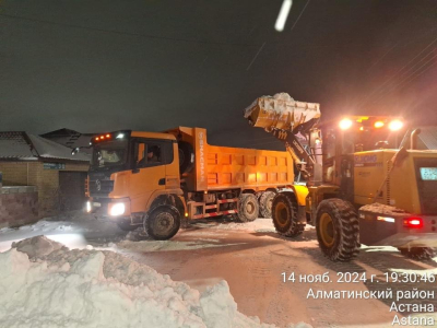 Коммунальные службы Астаны борются со снегопадом