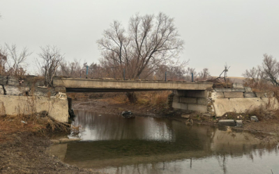 Единственный мост, соединяющий село с внешним миром, разрушается