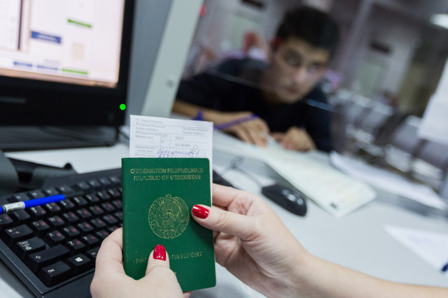 Мигрантов в РФ ждет повышение пошлин за получение гражданства РФ
