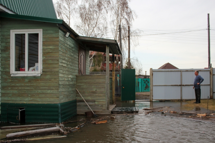 Дачи уходят под воду в Нижневартовске: ситуация с паводком