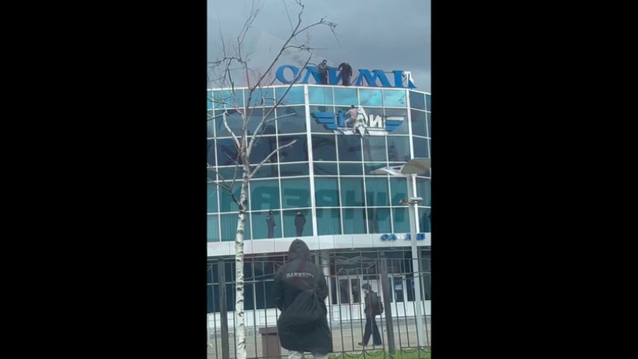 Ломает вывеску и отказывается спускаться: в Казани полуголый мужчина повис на фасаде спорткомплекса 28/04/2026 &ndash; Новости