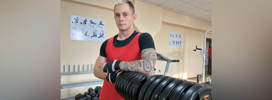 Поднял 50-килограммовую штангу 180 раз