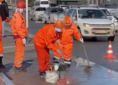 Коммунальщики Актау собирают воду совками (ВИДЕО)