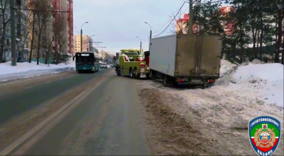 В Казани эвакуировали более 80 авто с главных дорог за нарушение остановки