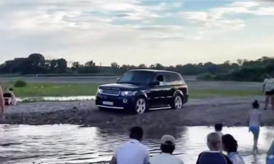 Разъезжавшего по воде на внедорожника казахстанца наказали