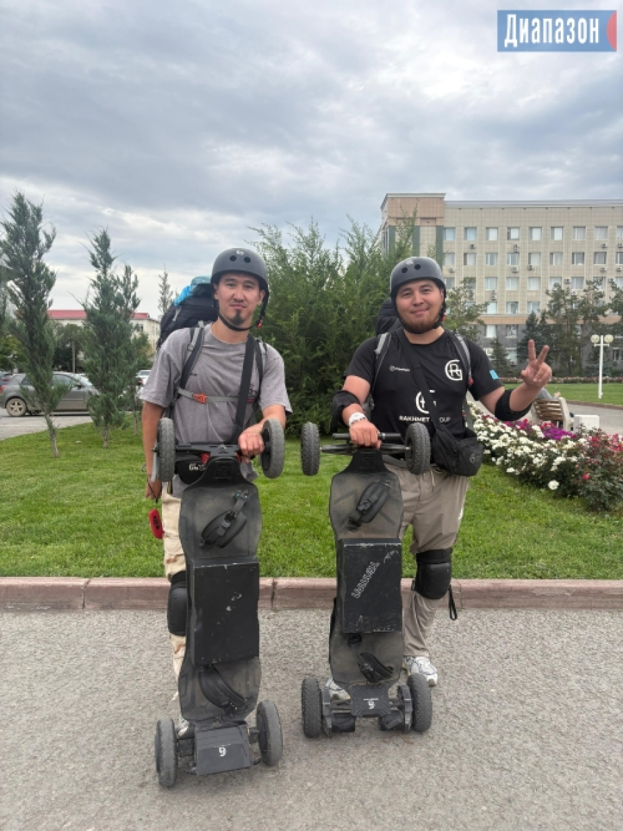 Блогеры из Актобе на скейтбордах побывали в пяти странах