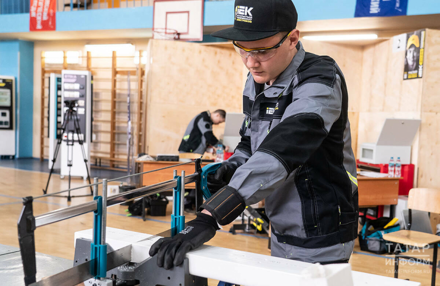 В Казани определили финалистов второго полуфинала Чемпионата электриков IEK