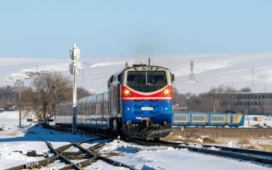 Около 100 человек перевезли по железной дороге из-за закрытия автомобильной трассы Актобе – Астрахань