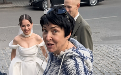 Лолита в центре Казани поздравила молодоженов: &laquo;Чтоб не как у меня&raquo;