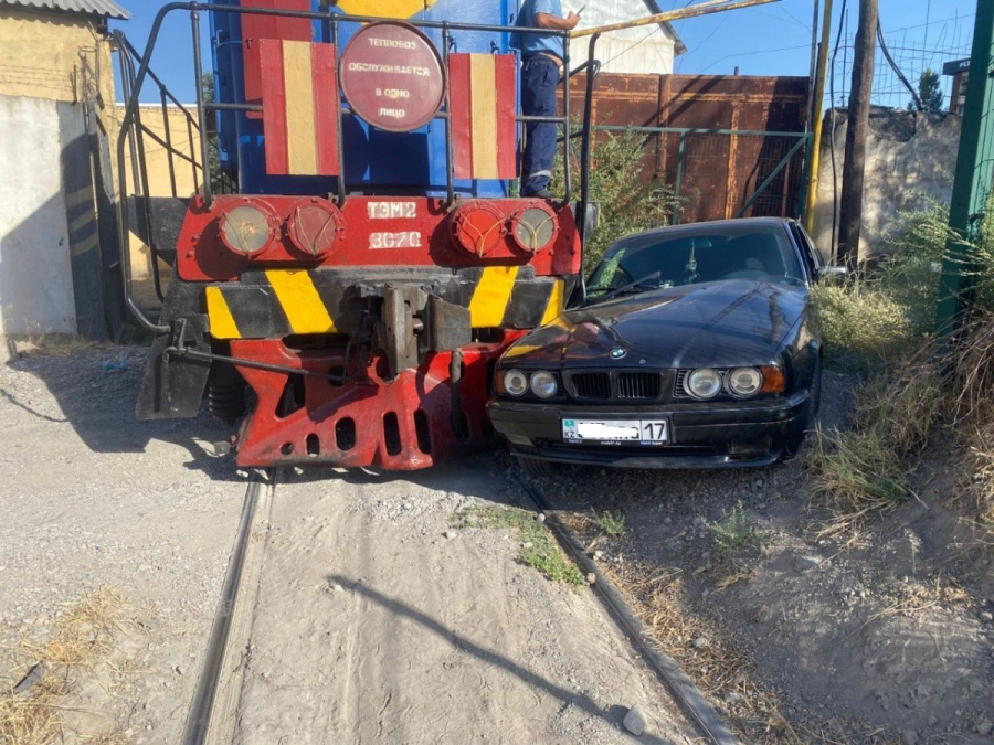 Водитель BMW столкнулся с тепловозом в Шымкенте