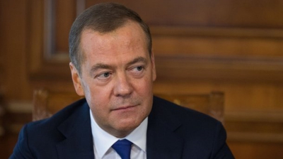 Медведев поздравил россиянок с 8 марта