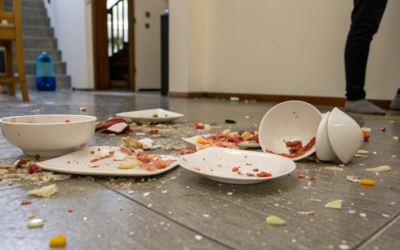 В счёт боя посуды вычли ползарплаты. Совет юриста