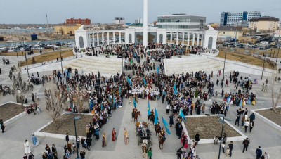 В Атырау прошёл парад национальной одежды