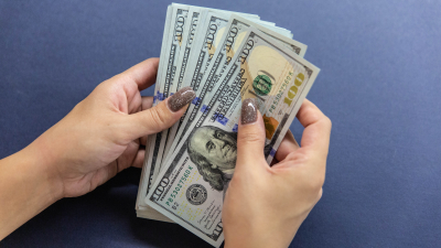 Наличные доллары покупали почти в два раза чаще, чем продавали