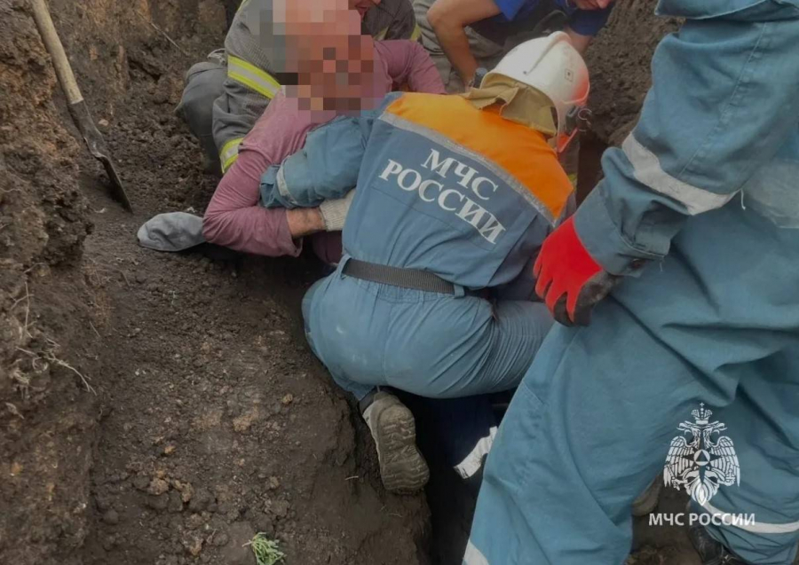 На двух рабочих обвалился грунт в Челнах &mdash; их госпитализировали