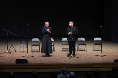 Глава ЕАО Мария Костюк поблагодарила ведущего НТВ Сергея Майорова за мастер-класс для молодежи автономии и организацию программы &laquo;Простые главные слова&raquo;