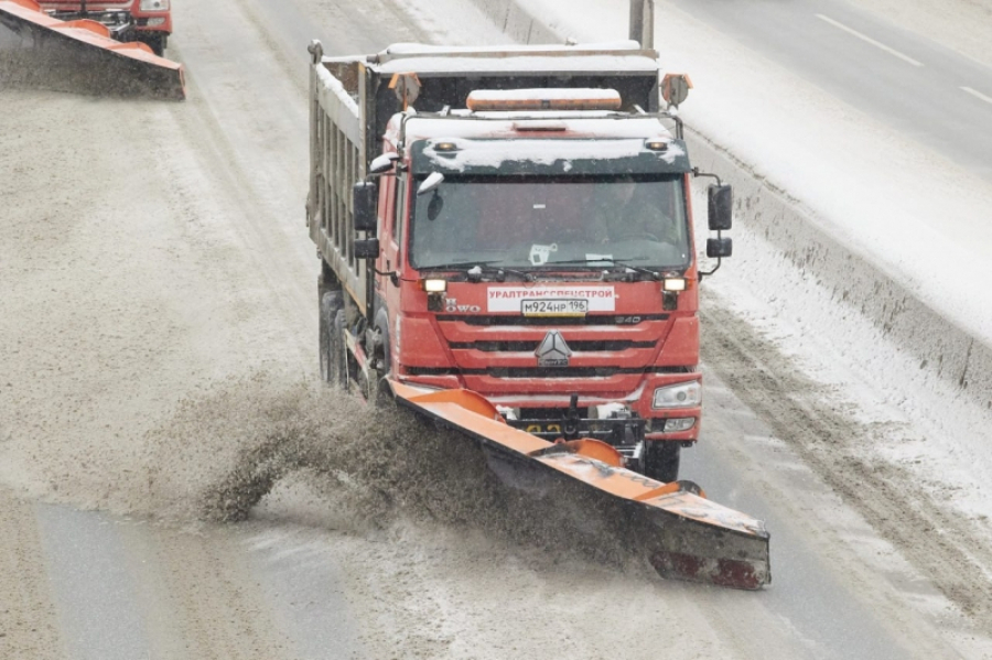 Более 440 дорожных машин расчищают свердловские трассы от последствий мощного снегопада