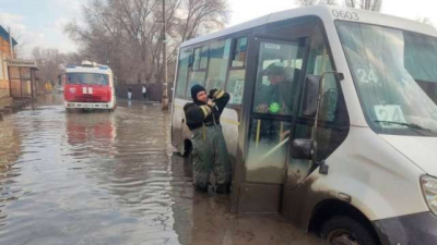 В приграничном с Казахстаном Орске прорвало дамбу