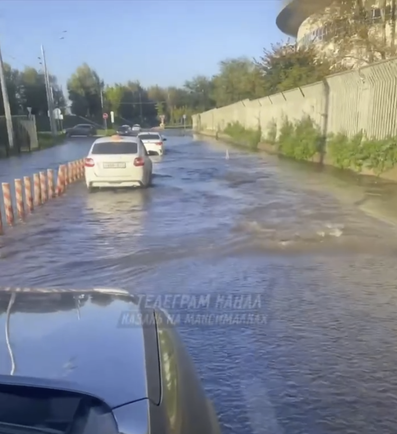 Прорыв 43-летнего водопровода подтопил улицы у Центрального стадиона в Казани