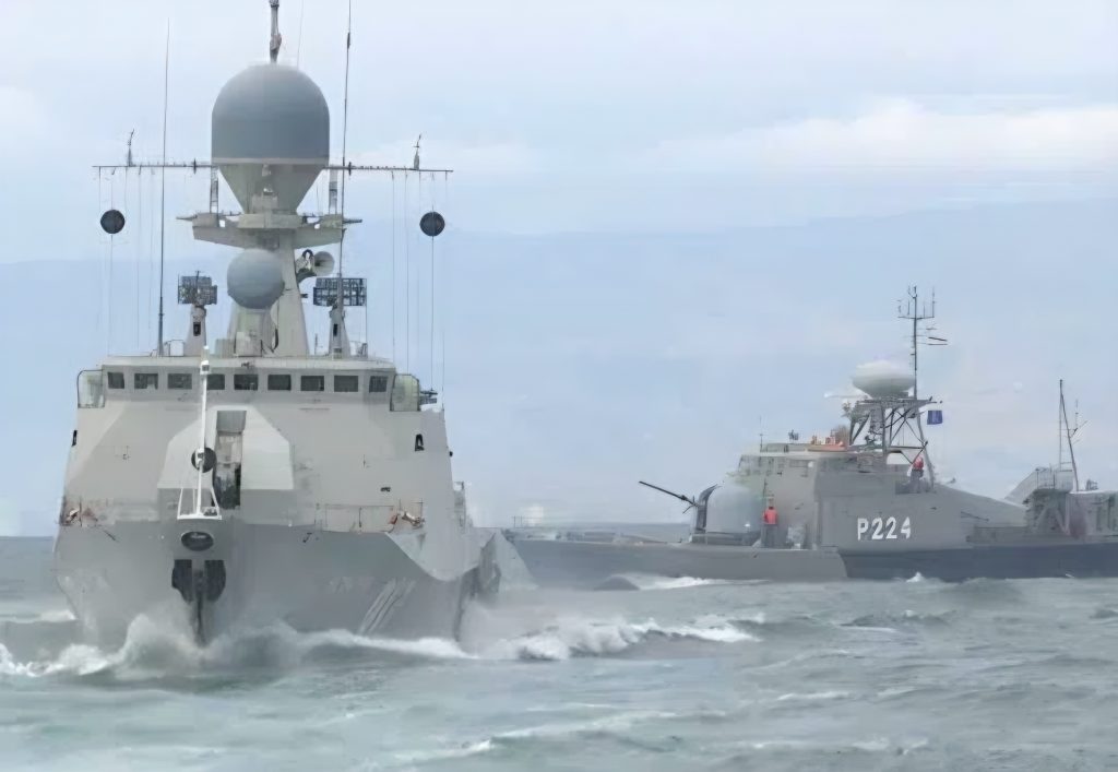 Во время учений ВМС Казахстана 19 военных унесло в море