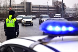 Задержанный ДПС Казани пьяный водитель разбил стекла своего автомобиля