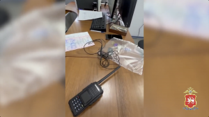В Казани иностранец пытался сдать «теорию» на права с помощью рации